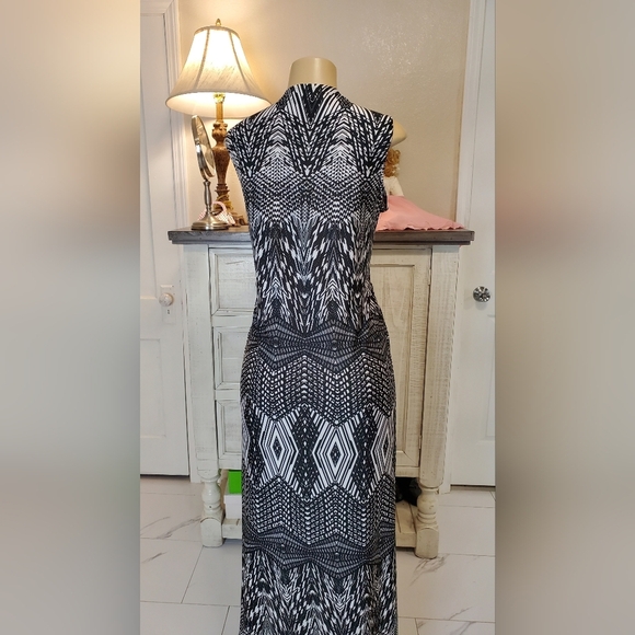 Elegant Black and White Patterned Maxi Dress - Picture 4 of 5